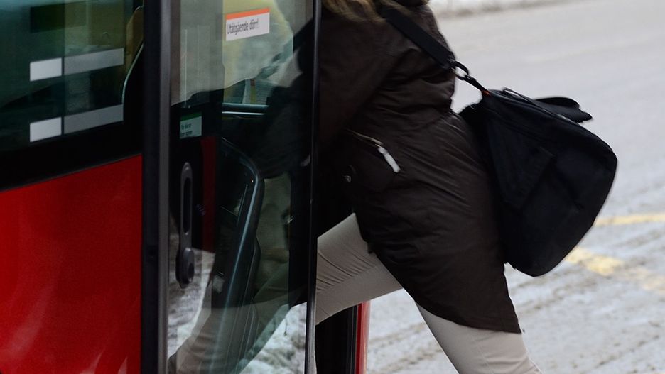 kobieta wsiada do autobusu