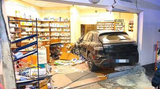 Wjechała autem do środka apteki. Była pijana