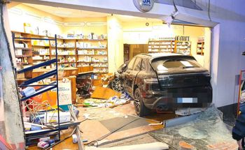 Wjechała autem do środka apteki. Była pijana