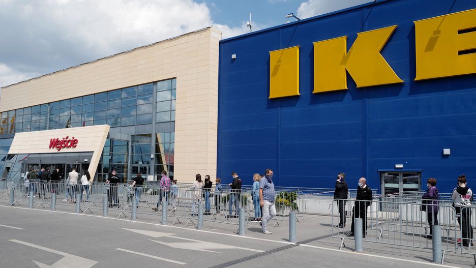 Koronawirus. Odmrażanie gospodarki idzie pełną parą. Przed sklepami Ikea w poniedziałek pojawiły się tłumy