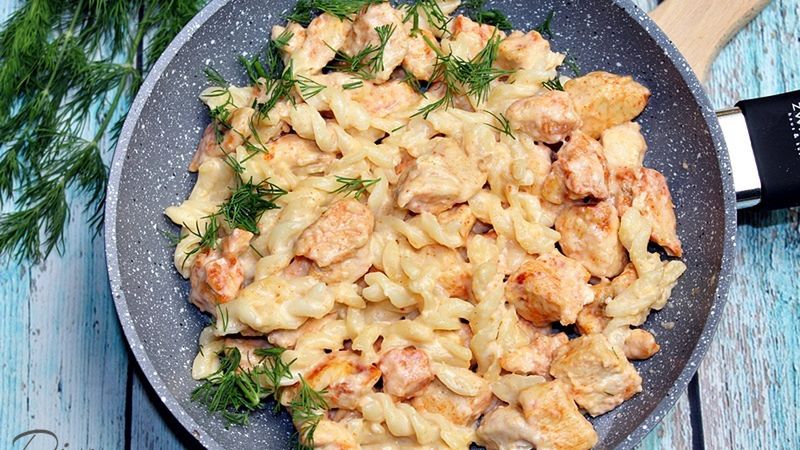 Makaron z kurczakiem w sosie serowo-chrzanowym