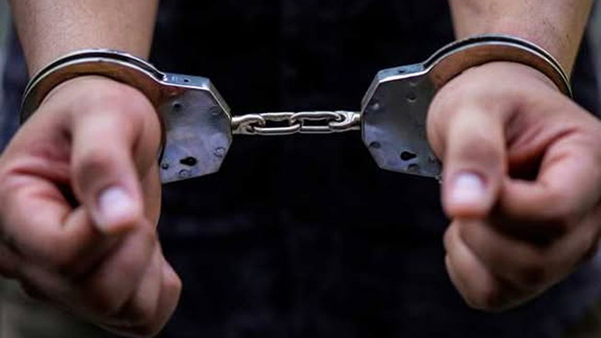 kajdanki zatrzymanie policja podejrzany