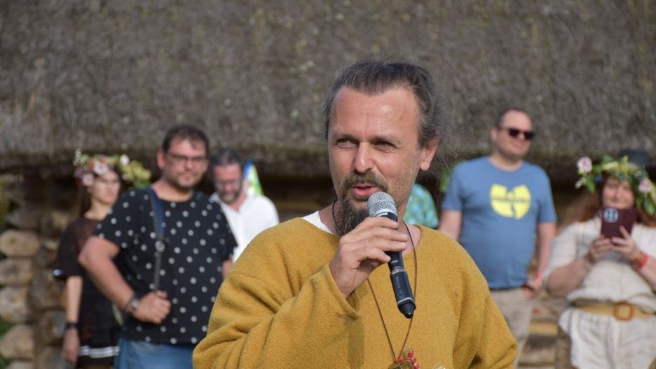 Pomysł na Muzeum Mitologii Słowiańskiej zrodził się w 2015 roku wśród działaczy Stowarzyszenia Ekologiczno-Kulturalnego &#34;Wspólna Ziemia&#34; z Chojnic. Jego prezesem jest Radosław Sawicki