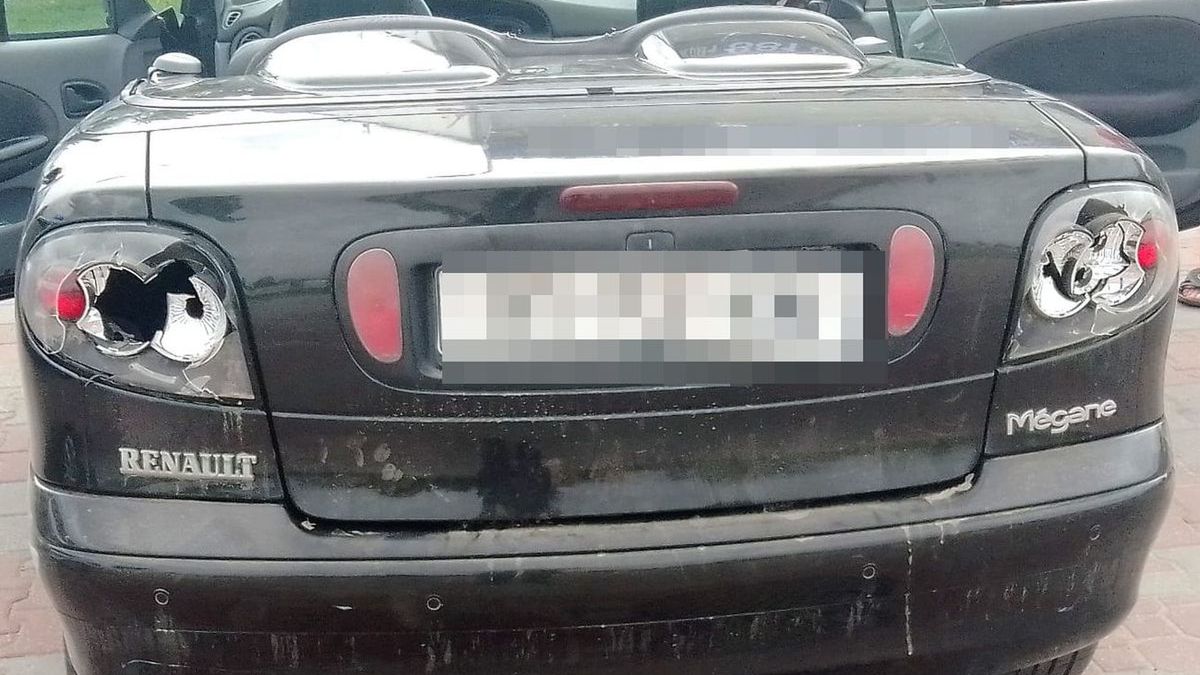 Rozbitym kabrioletem jechało dwóch pijanych mężczyzn