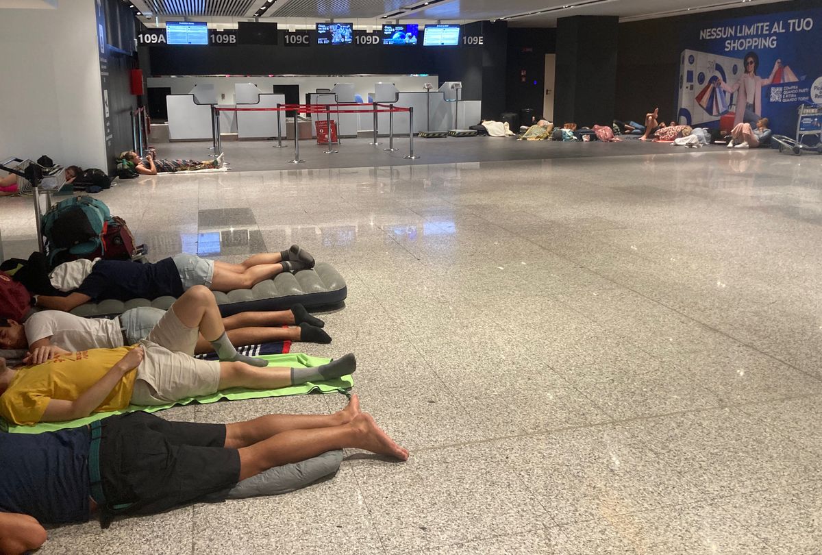 Wielu turystów czekało na lotnisku także z powodu odwołanych lotów do Katanii na Sycylii
