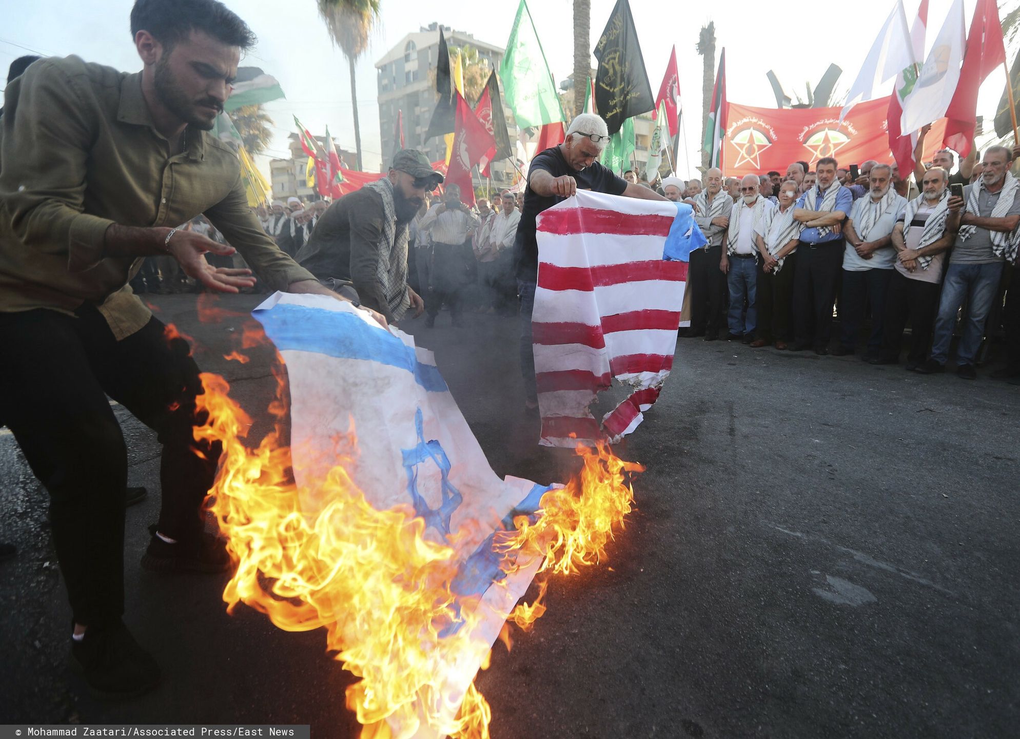 Palestyńscy protestujący spalili flagi Izraela i USA podczas dem