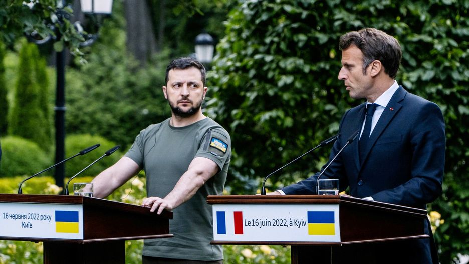 Macron, Scholz, Draghi i Iohannis w KijowieFot. Jakub Kaminski/East News, Kijow, 16.06.2022. Konferencja prasowa po spotkaniu przywodcow Ukrainy, Niemiec, Francji, W?och i Rumunii. 
Po spotkaniu z prezydentem Ukrainy Wolodymyrem Zelenskim (L), kanclerz Niemiec Olaf Scholz (nie n/z), premier Wloch Mario Draghi (nie n/z) oraz prezydenci: Rumunii - Klaus Iohannis (nie n/z) i Francji - Emmanuel Macron (P) wyrazili poparcie dla nadania Ukrainie statusu kandydata do Unii Europejskiej.Jakub Kaminski