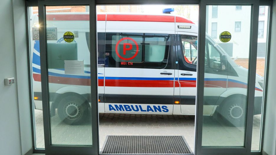 Wypuścili go ze szpitala. Poszedł na przystanek i zmarł (zdjęcie ilustracyjne)