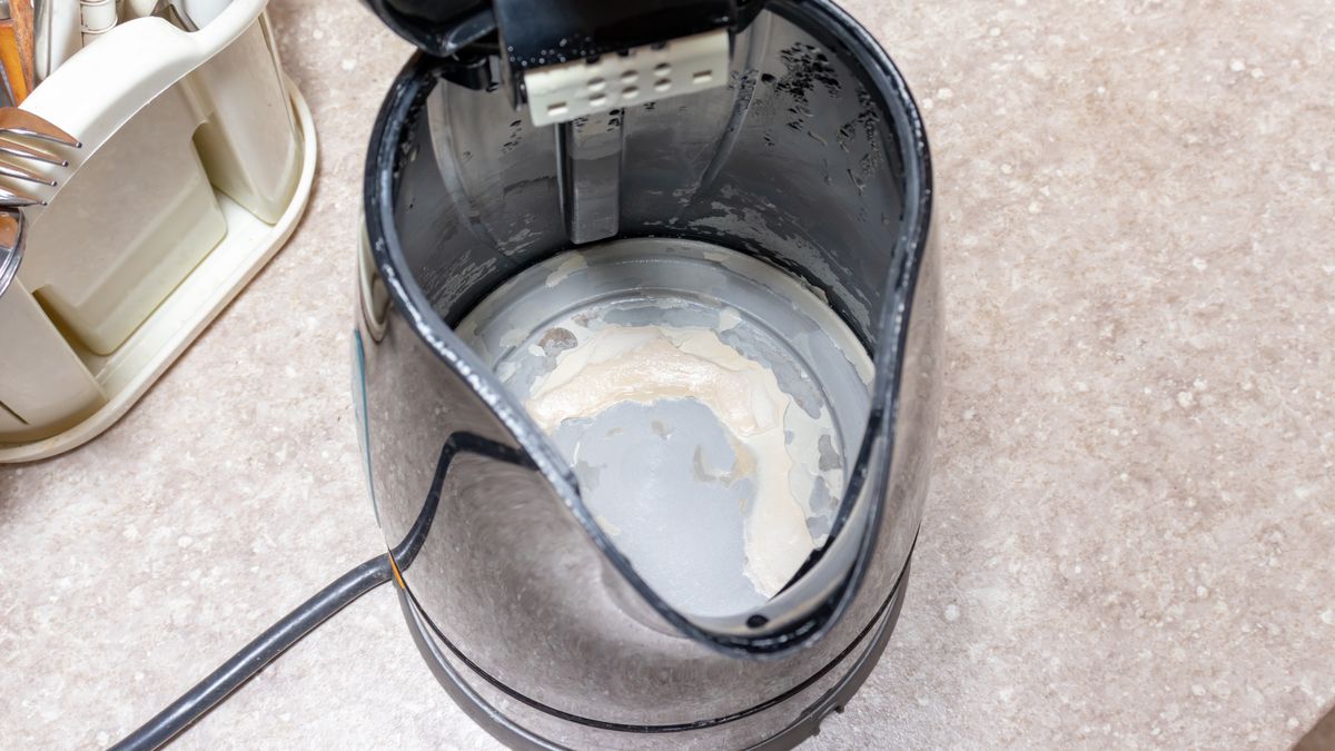 Warto systematycznie przeprowadzać odkamienianie czajnika