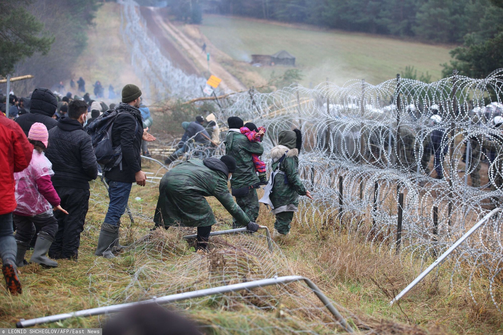 Bardzo napi?ta sytuacja na granicy polsko-bia?oruskiejA picture taken on November 8, 2021 shows migrants at the Belarusian-Polish border. - Poland on November 8 said hundreds of migrants in Belarus were descending on its border aiming to force their way into the EU member in what NATO slammed as a deliberate tactic by Minsk. (Photo by Leonid Shcheglov / BELTA / AFP) / Belarus OUTLEONID SHCHEGLOV