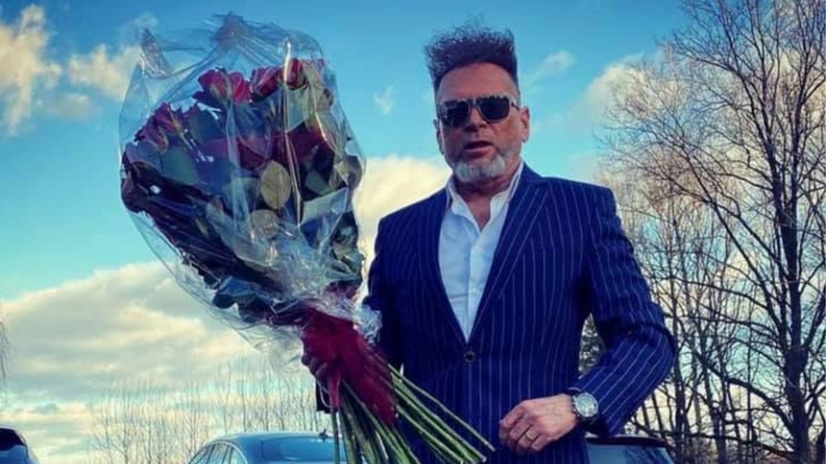 Krzysztof Rutkowski z kwiatami