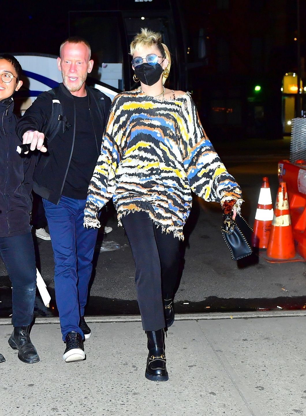 Miley Cyrus idzie na imprezę z mama, Elonem Muskiem i Grimes