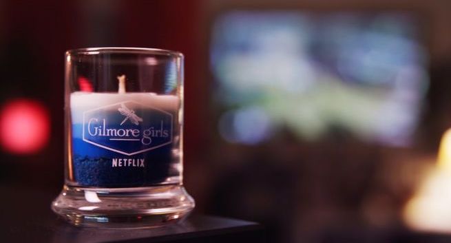 Netflix z zapachową świeczką reklamuje powrót serialu „Kochane kłopoty” (wideo)