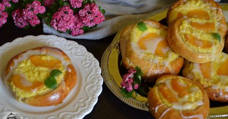 Drożdżówki z serem i brzoskwiniami. Pulchne i pachnące