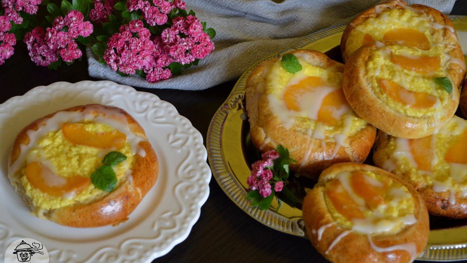 Drożdżówki z serem i brzoskwiniami. Pulchne i pachnące