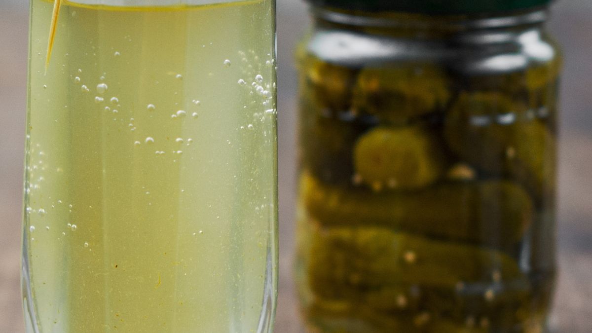 Woda po ogórkach kiszonych to wartościowy element potraw