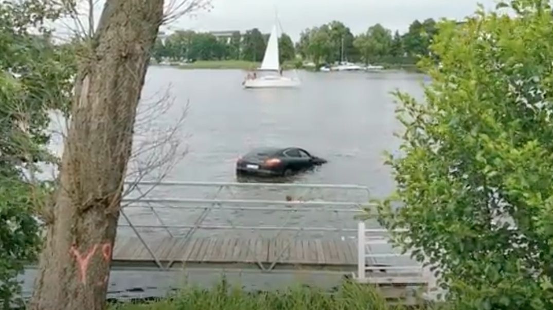 Porsche topiło się w jeziorze
