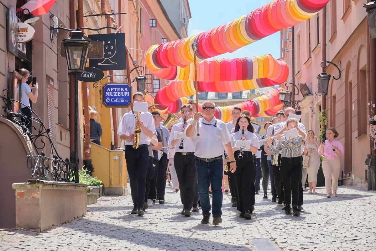 Przemarsz uczestników Lubelskiego Dnia Integracji Dzieci i Młodzieży Wielu Kultur na Stare Miasto