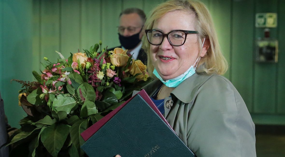 Powitanie Małgorzaty Manowskiej, nowej pierwszej prezes Sądu Najwyższego. Warszawa, 26 maja 2020 roku Warszawa, 26.05.2020.  Powitanie Pierwszej Prezes Sadu Najwyzszego w Sadzie Najwyzszym. N/z  Pierwsza Prezes SN Malgorzata Manowska.,Image: 522411490, License: Rights-managed, Restrictions: , Model Release: no, Credit line: Andrzej Hulimka / ForumAndrzej Hulimka / Forumcovid, 19, pandemia, epidemia, stan epidemii, koronavirus, koronawirus, sadownictwo, sady, wymiar sprawiedliwosci, sad najwyzszy, kwiaty, gest, mina, teczka, category_code_pol