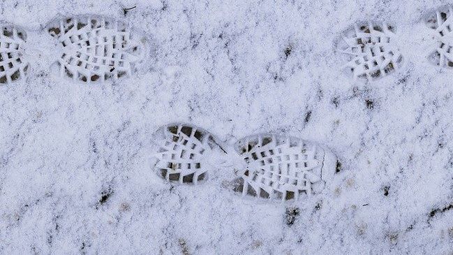 Śląskie. Policjant z Koziegłów wytropił złodzieja, biegnąc po śladach na śniegu. 