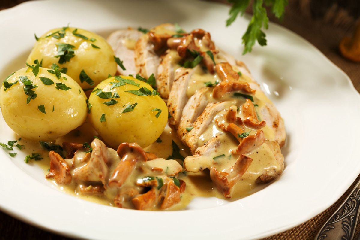 Pork loin in chanterelle sauce served with boiled potatoes