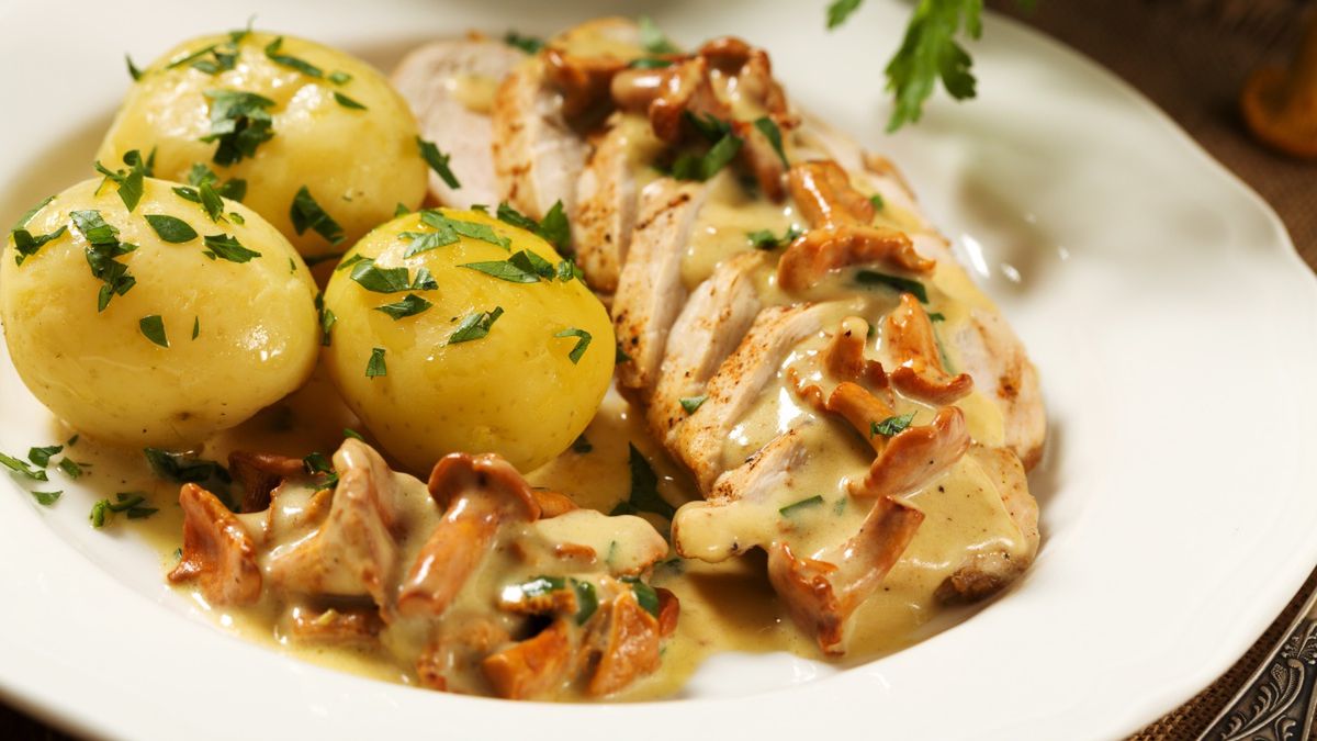 Schab w sosie kurkowym podany z gotowanymi ziemniakami