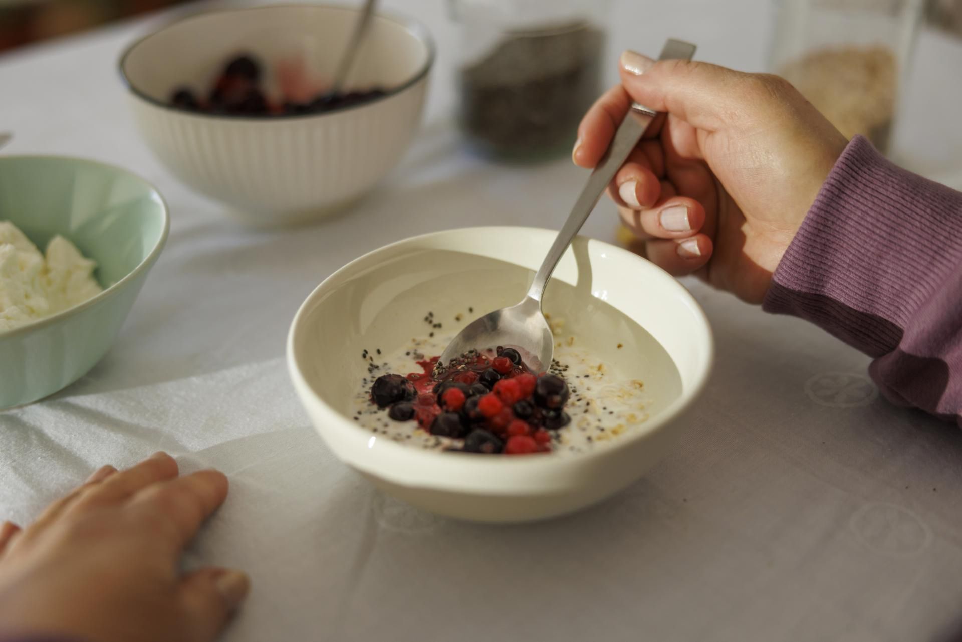 Jogurt z owocami i chia to świetny pomysł na zdrowe śniadanie