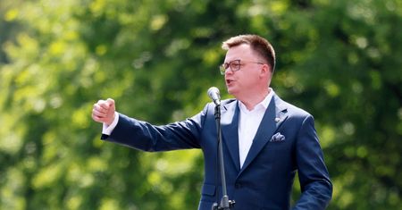 "Wytrzymał bez strzałów w dziąsło". Hołownia kpi na marszu