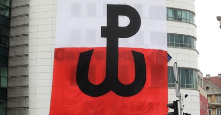 USA.W Nowym Jorku zawisła biało-czerwona flaga z kotwicą