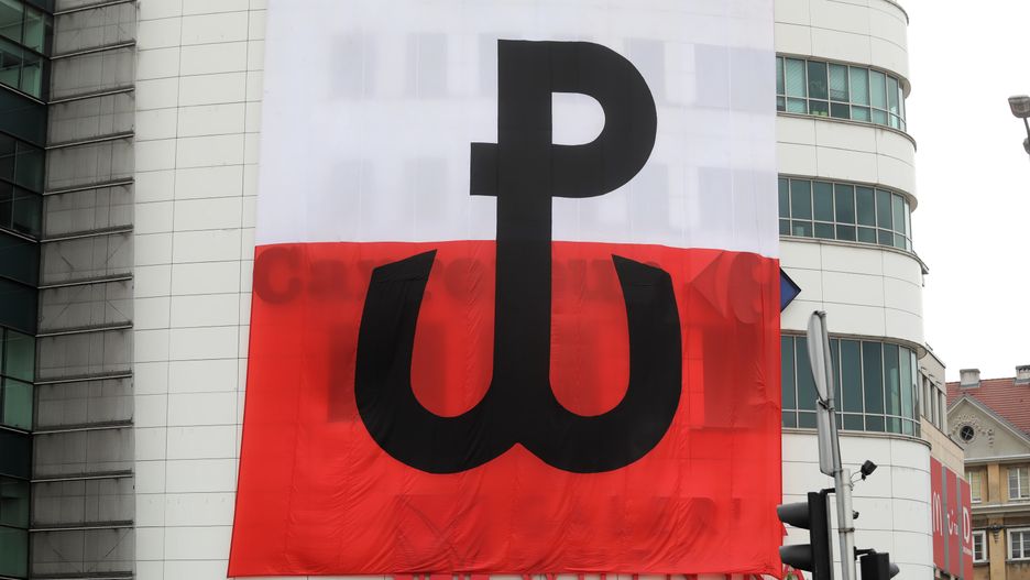 Warszawa. Godzina "W" na skrzyżowaniu ul. Targowej i al. Solidarności oraz prezentacja flagi ze znakiem Polski Walczącej