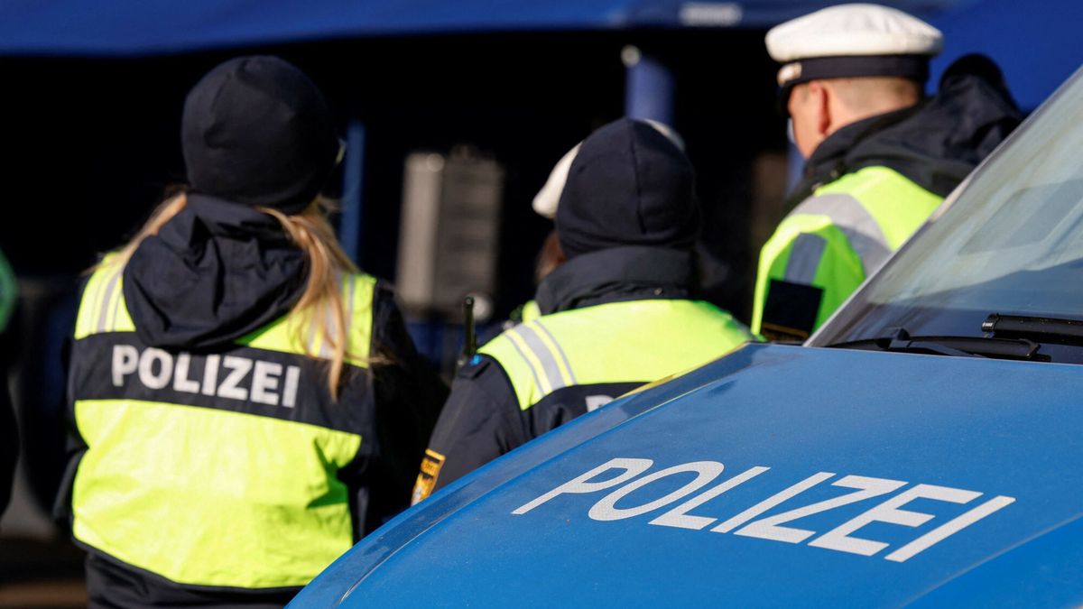Archiwum zagraniczne East News 2025-02
The lettering 'Polizei' (police) is seen on the bonnet of a police vehicle as German police officers control cars at a border control station between Oberaudorf (Germany) and Niederndorf (Austria), southern Germany on February 6, 2025. (Photo by Michaela STACHE / AFP)
MICHAELA STACHE