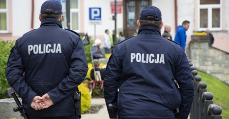 Koronawirus. Ograniczenia zostaną utrzymane. Zmiany już od niedzieli
