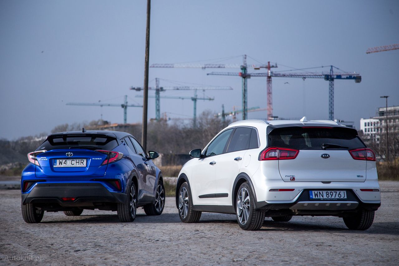 Toyota C-HR Hybrid i Kia Niro (fot. Mateusz Żuchowski)