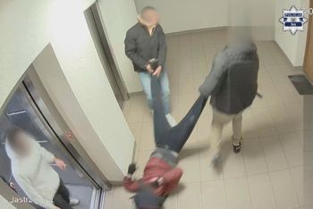 Brutalna napaść w windzie. Kamery wszystko nagrały