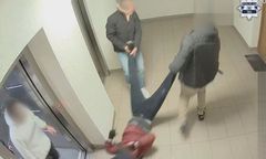 Brutalna napaść w windzie. Kamery wszystko nagrały