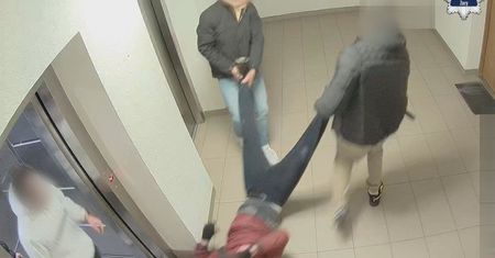 Brutalna napaść w windzie. Kamery wszystko nagrały