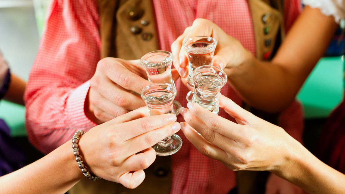 bayern, schnaps, spirituosen, restaurant, zuprosten, gaststätte, party, feier, tracht, gruppe, mann, frau, freunde, männer, frauen, prost, prosit, wirtschaft, trinken, dirndl, lederhosen, genuss, alkohol, kneipe, wirtshaus, freude, menschen, leute, feiern, fest, stimmung, bar, durst, durstig, abends, freizeit, weggehen, ausgehen, freundschaft, tradition, traditionell, bayerisch, likör, branntwein, gastronomie