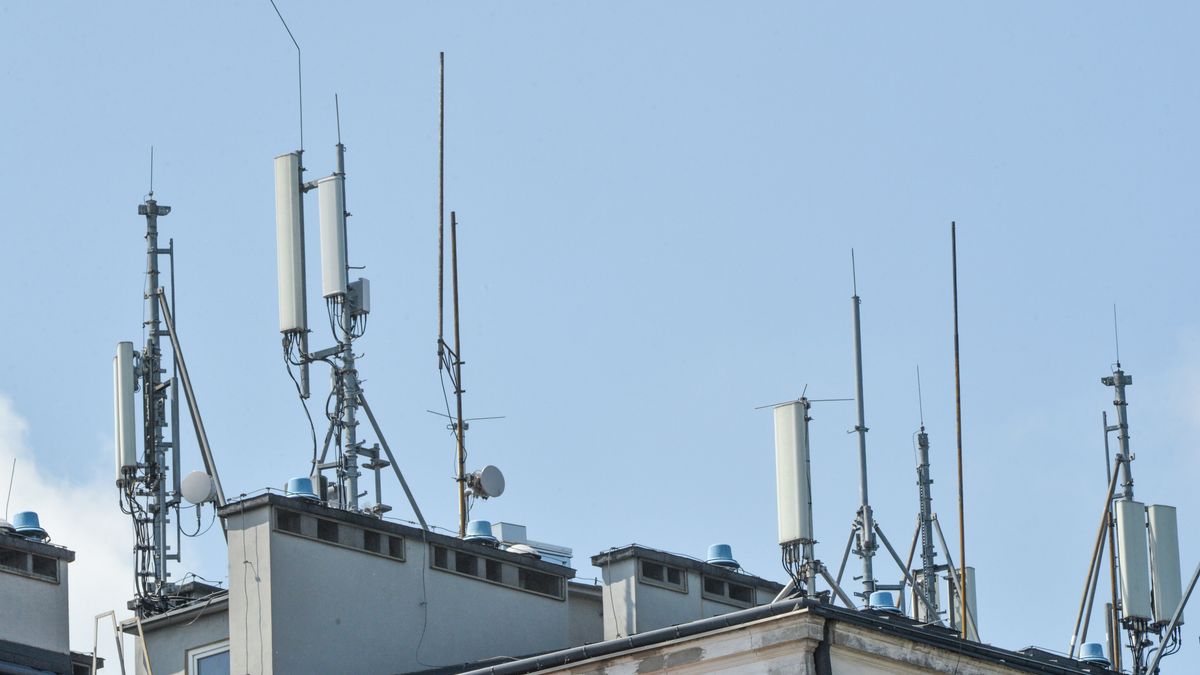 Warszawa, 26.05.2020. Stacja bazowa sieci telefonii komorkowej Plus pracujaca w systemie 5G przy ulicy Nowy Zjazd, SnÃ­mek: 522519025, Licence: Rights-managed, Restrikce: , Model Release: no, Credit: Wlodzimierz Wasyluk / Forum