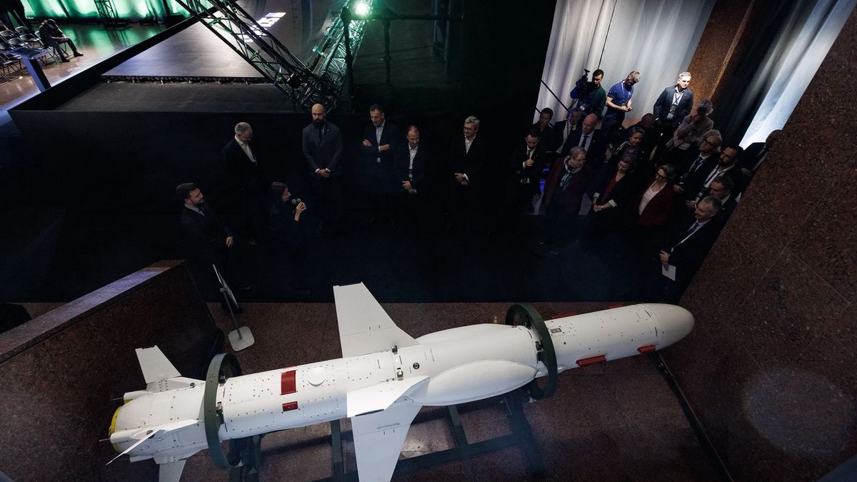 Pocisk RK-360 Neptun ze zbiornikami konforemnymi.