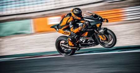 KTM RC 8C powrócił. Tym razem wyprzedał się w 2:38 min