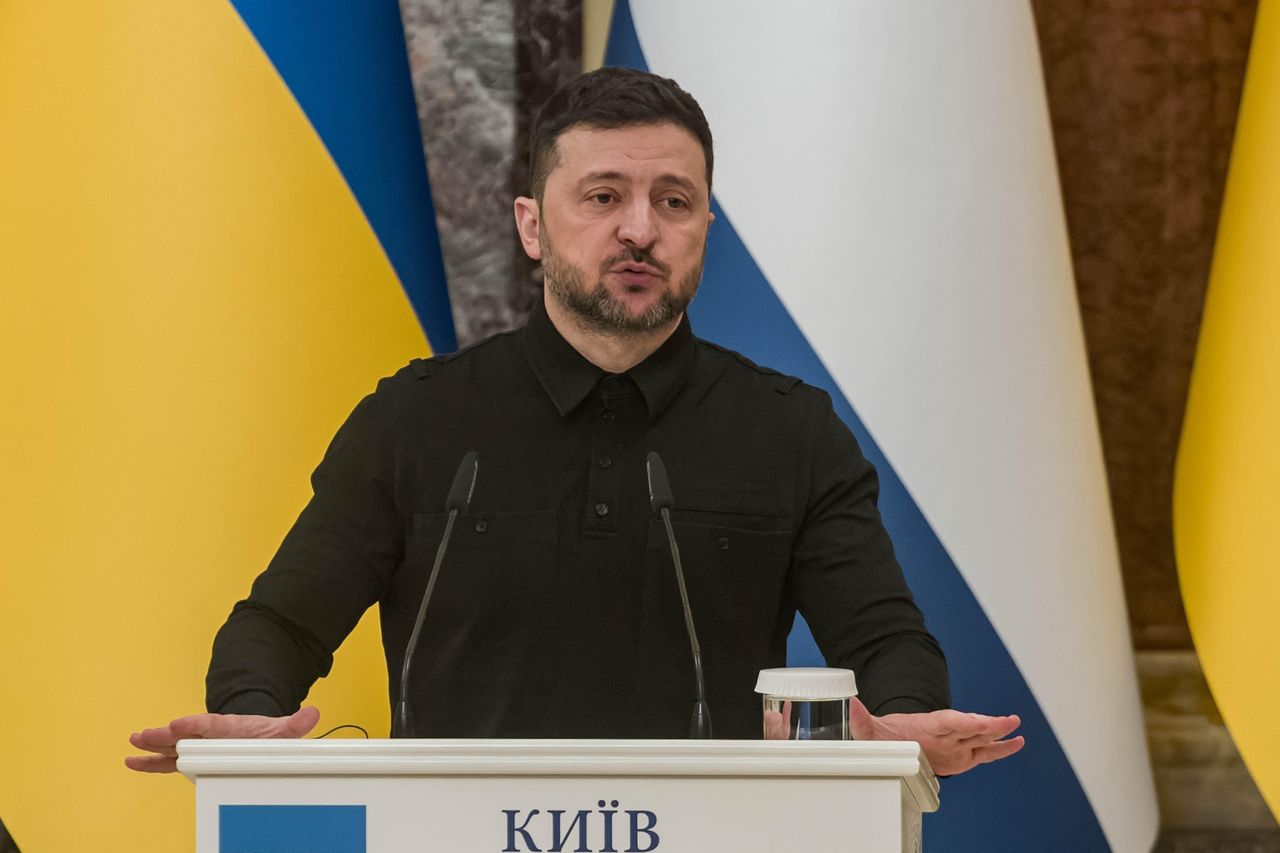 Zełenski powołał się na raport służb. Rosja miała szantażować USA