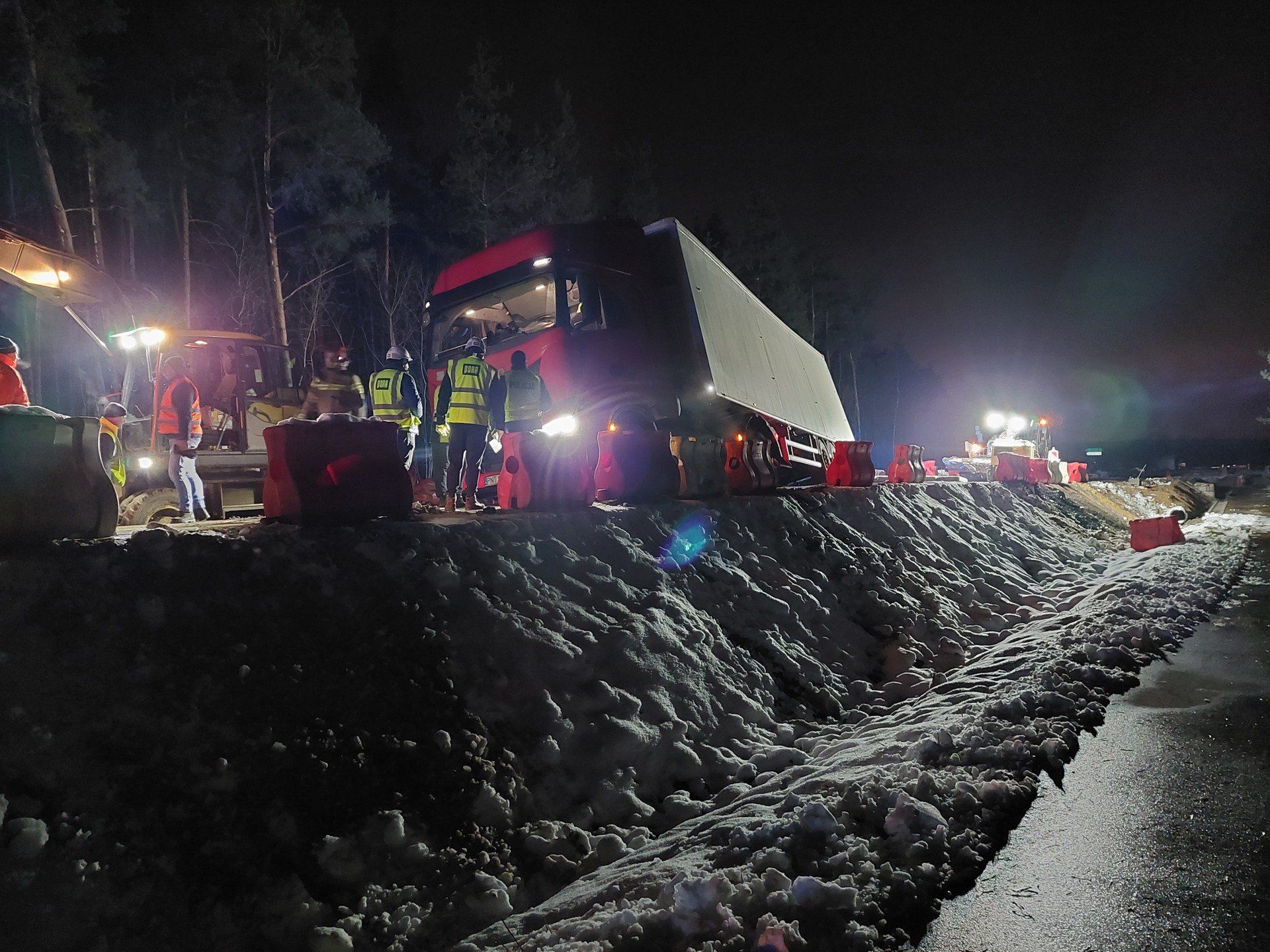 Na DK 55 w Mokrem w powiecie grudziądzkim ciężarówka wypadła z drogi
