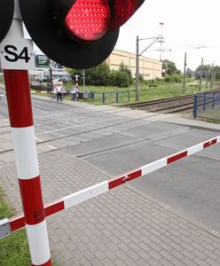 Mazowieckie. Samochód wjechał w lokomotywę na przejeździe kolejowym