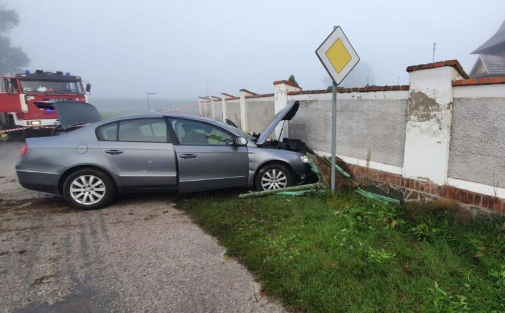 Kierujący volkswagenem wjechał w mur cmentarza 