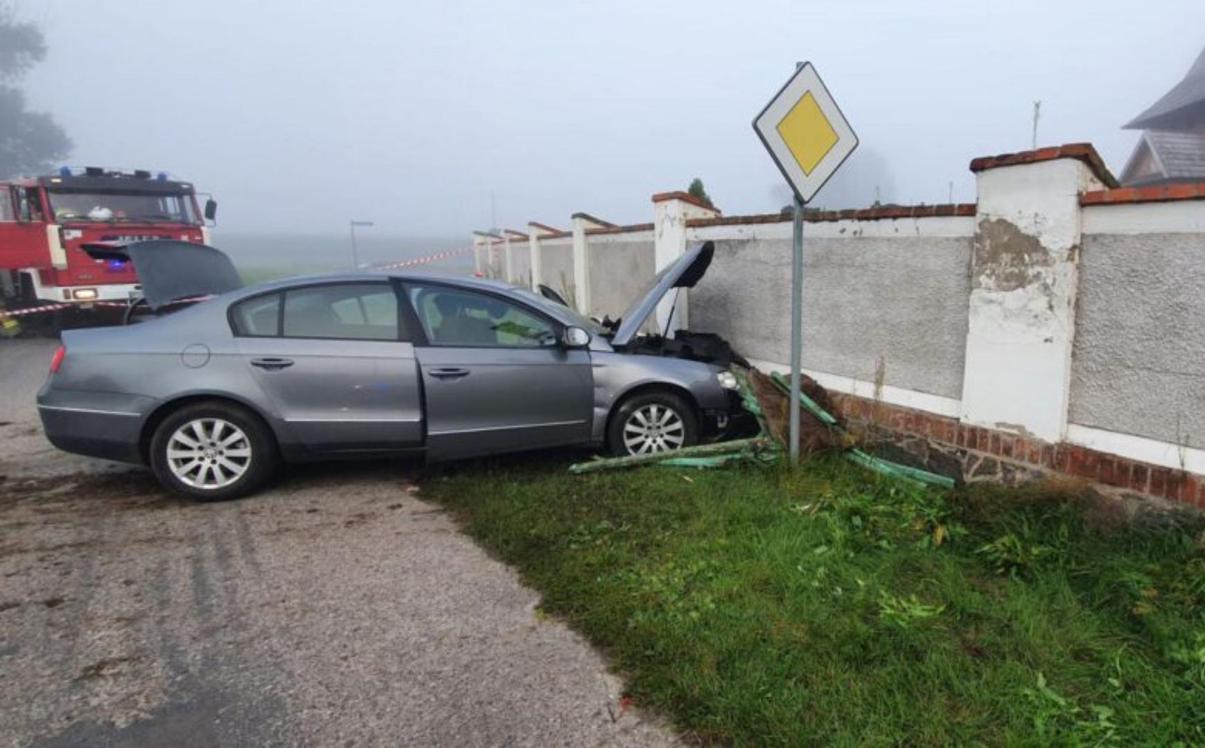 Pięciu mężczyzn w szpitalu. Auto uderzyło w mur cmentarza