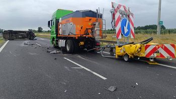Poważny wypadek na trasie S7. Busem wjechał w drogowców