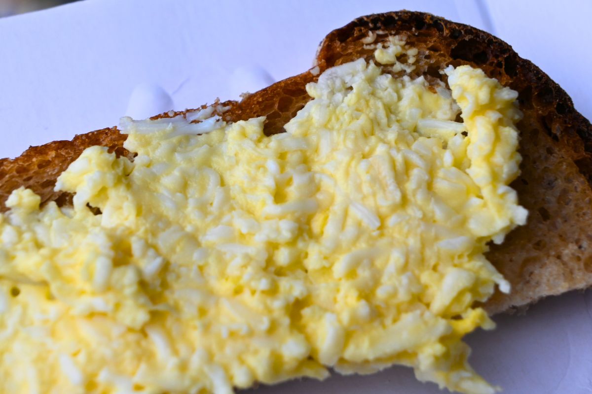 Prosty przepis na pyszną pastę jajeczną bez majonezu