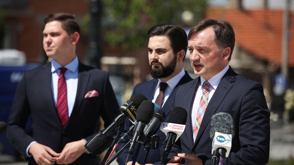 Proszowice, 25.07.2022. Minister sprawiedliwości, prokurator generalny Zbigniew Ziobro (P), wiceminister rolnictwa Norbert Kaczmarczyk (C) i szef gabinetu politycznego ministra sprawiedliwości Marcin Sławecki (L) podczas konferencji prasowej w Proszowicach, 25 bm. Spotkanie dotyczyło m.in. dotacji, pozyskanej dzięki ministrowi sprawiedliwości na ratowanie szpitala w Proszowicach. Dzięki dotacjom z Funduszu Sprawiedliwości pozyskano także nowe wozy strażackie i wyposażenie dla strażaków. (mr) PAP/Łukasz Gągulski