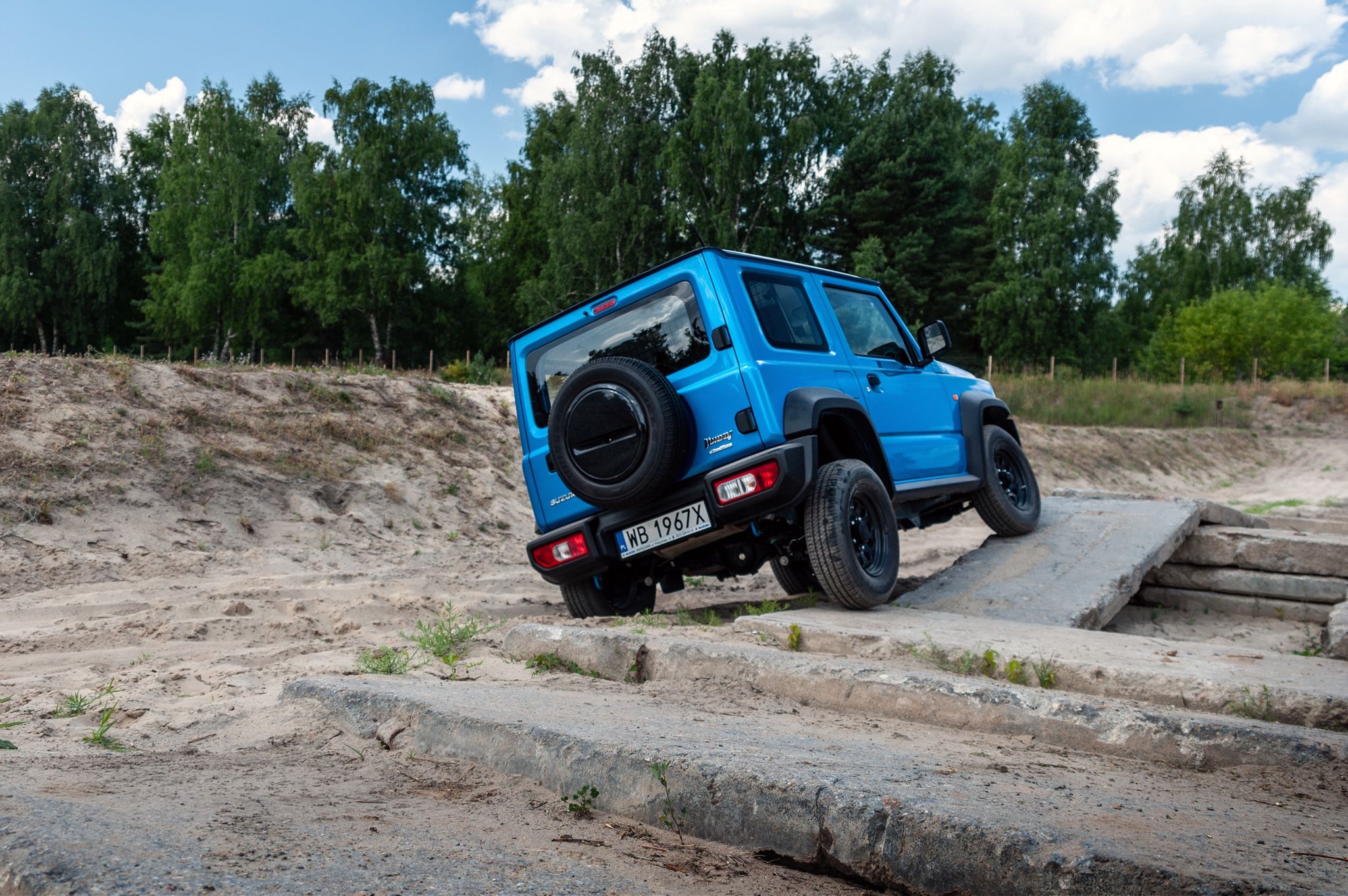 Gdyby Jimny było dłuższe, bez problemu dojechałoby dalej bez odrywania koła od podłoża.