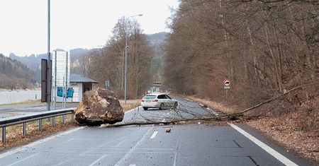 Huraganowy wiatr "wywiał" głaz. Olbrzym runął drogę w Czechach